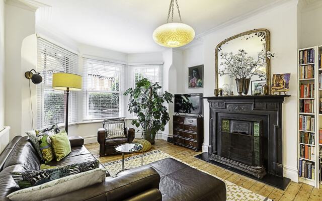 Beautiful Three Bed Abode Near Dollis Hill