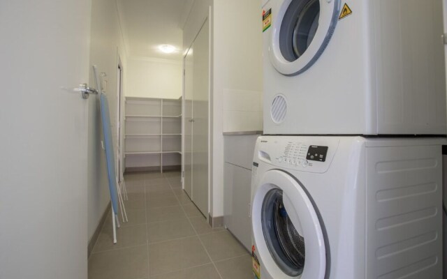 Big Family Fun@ 4 Bedrooms House in Point Cook