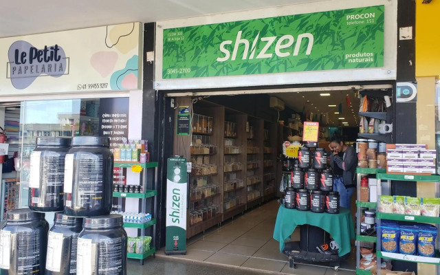 Descanse na rede da varanda sob as árvores.