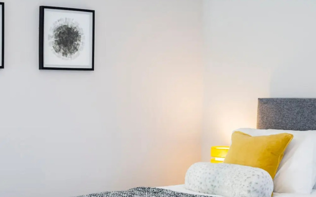 Stylish new Home With Parking - King Beds Garden