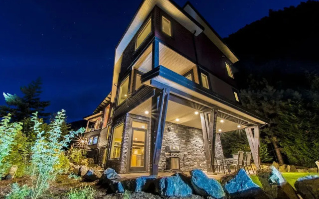 The Lodge on Harrison Lake