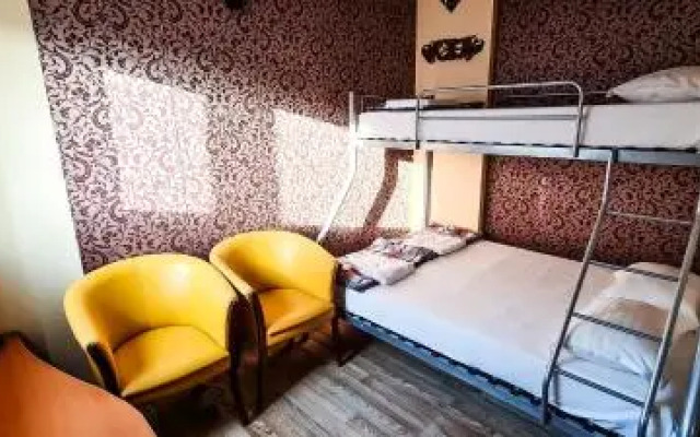 5 Stars High Hostel