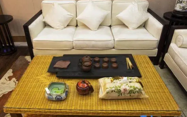 Fenghuang Yayuan Inn