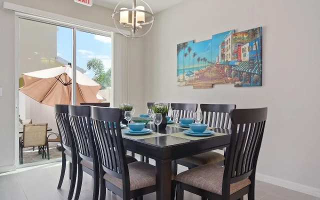 Four Bedroom Sleeps 10 w Gameroom 5152a