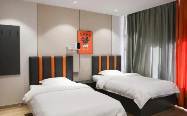 Orange Homestay (Zalantun Pedestrian Street)