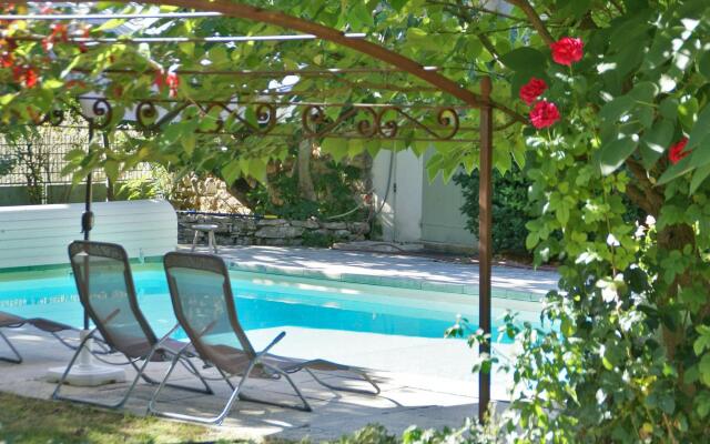 Splendid Villa in Viens With Swimming Pool