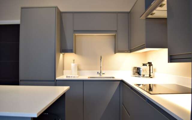 Modern 2 Bedroom Flat Central to Wimbledon