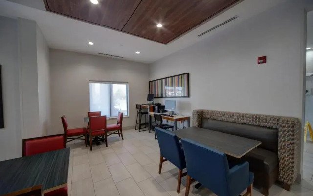 Holiday Inn Express & Suites Yukon by IHG