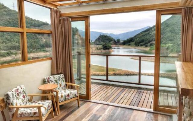 The Lake View Deyishe Resort in Thousand Island Lake