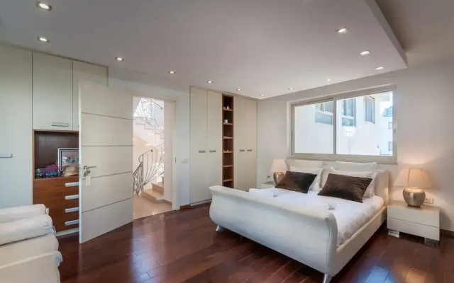 Luxurious Villa with great location