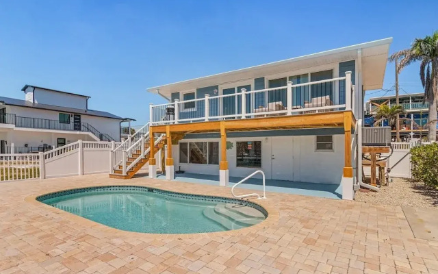 920 Bay Breeze Bungalow: Stunning Bay View Home W/ Heated Pool! 2 Bedroom Home