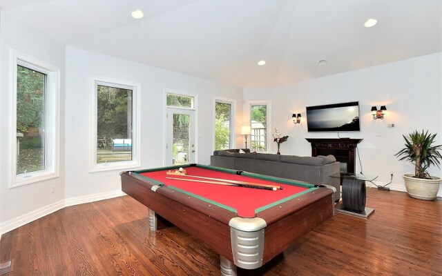 Lavish 4BR House with Ravine Backyard