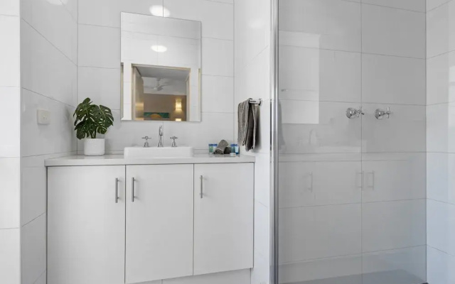 Beachside 2-bed Apartment With Secure Parking