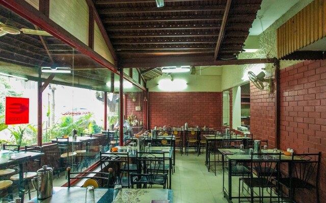 OYO 16661 E Foods