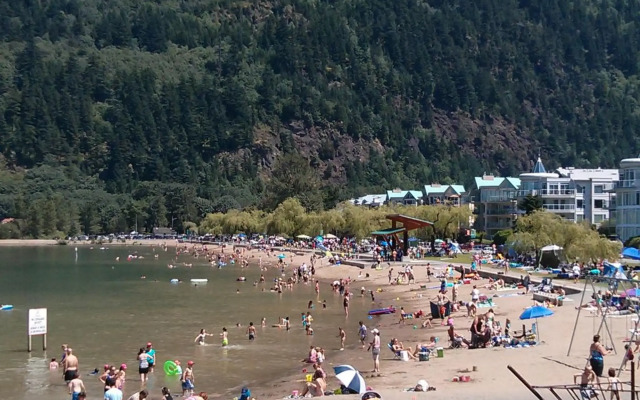 Harrison Lake Hotel