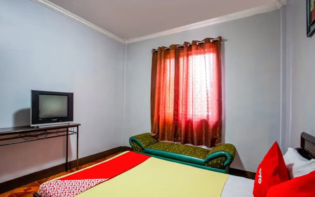 OYO 812 Laura's Hotel