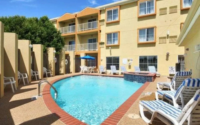 Comfort Suites DFW Airport