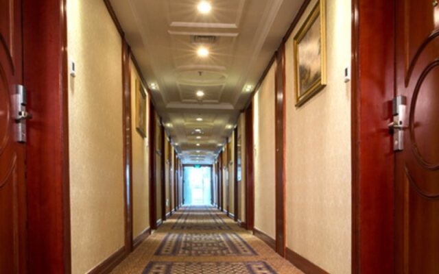 Vienna International Hotel (Shenzhen Shuanglong Subway Station)
