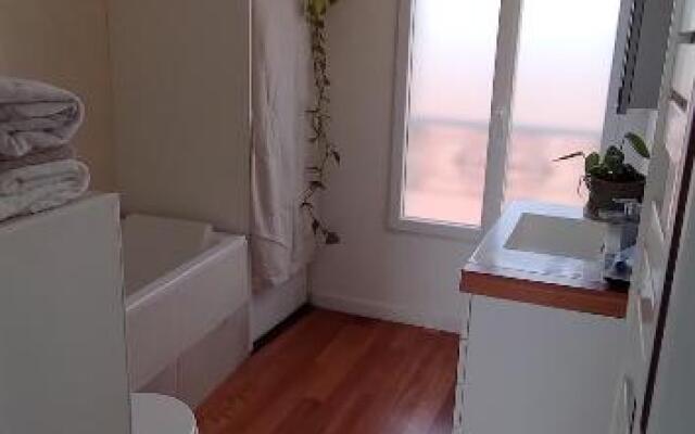 belle chambre sur terrasse à 3 min de la gare