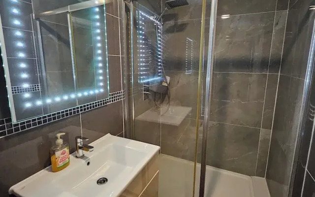 SnoozeDen Westmead – Windsor Castle & Legoland