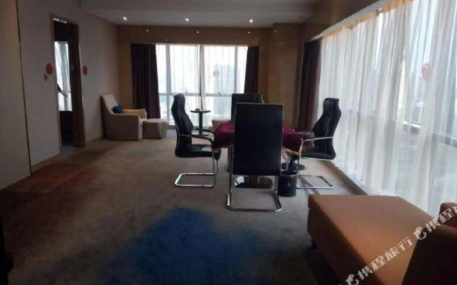 Sweet Fruit Charm International Hotel (Foshan West Station Shati Airport Store)