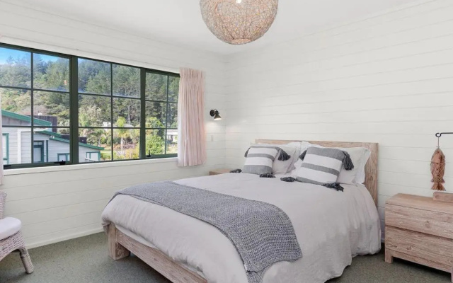 Kiwi Kuta with direct beach access - Matarangi Holiday Home – Guest Rooms – Matarangi