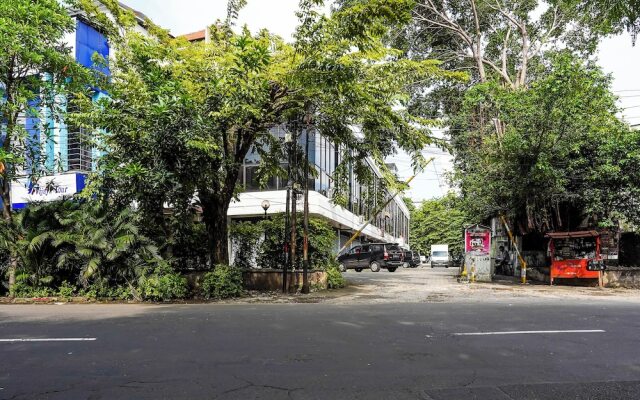 SPOT ON 90147 Gosepa Ambengan Plaza