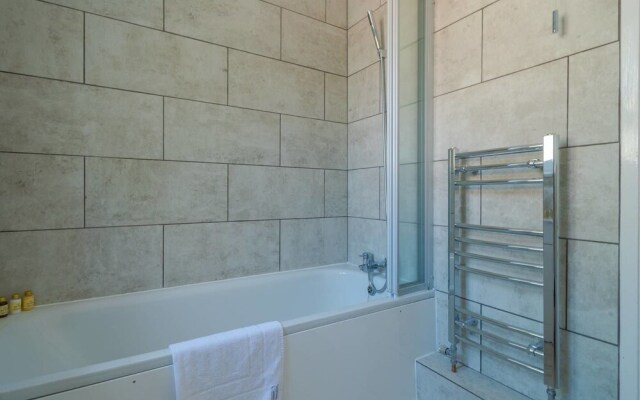 Bright 1 Bedroom Home W/balcony