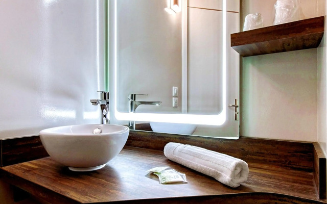 Brit Hotel Confort Pau Lons