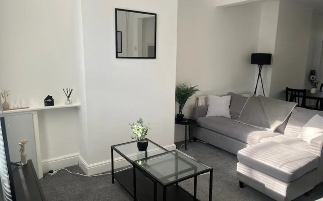 Cosy 2-bed Home - Central Location - Train Station