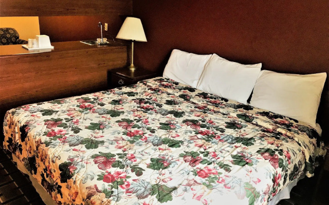 HomeTown Inn & Suites