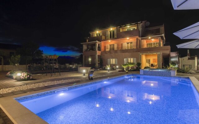 Exquisite Villa with Private Hot Tub in Grebaštica