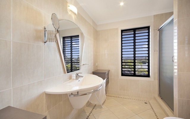 Minutes Walk to Peregian Beach and Surf! - Unit 1/28 Pelican Street – Bathroom – Peregian Beach