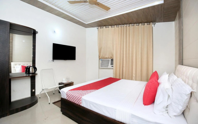 OYO 13368 Hotel Gold Star