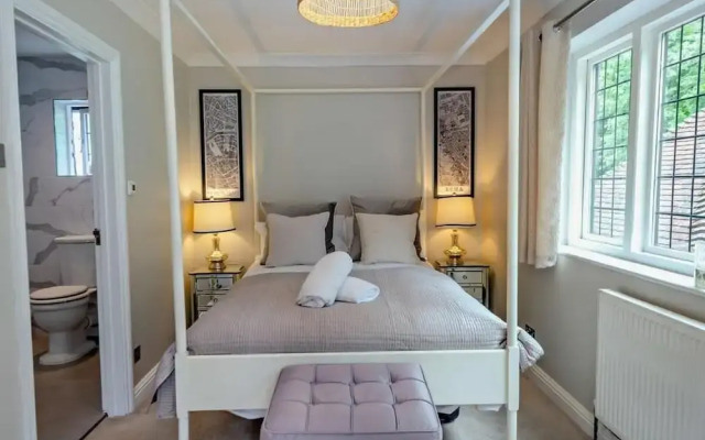 Luxury Riverside Mansion in Marlow