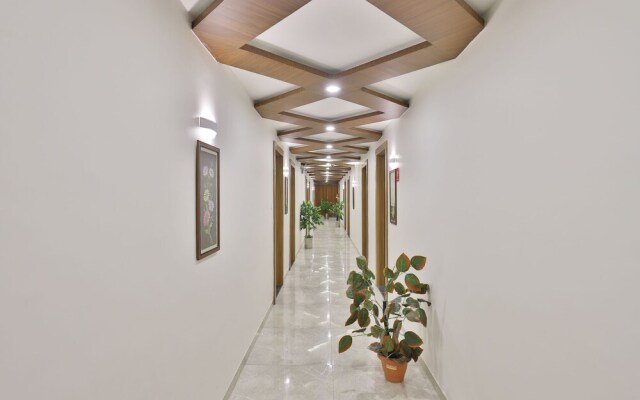 OYO 11068 Hotel Royal Palace