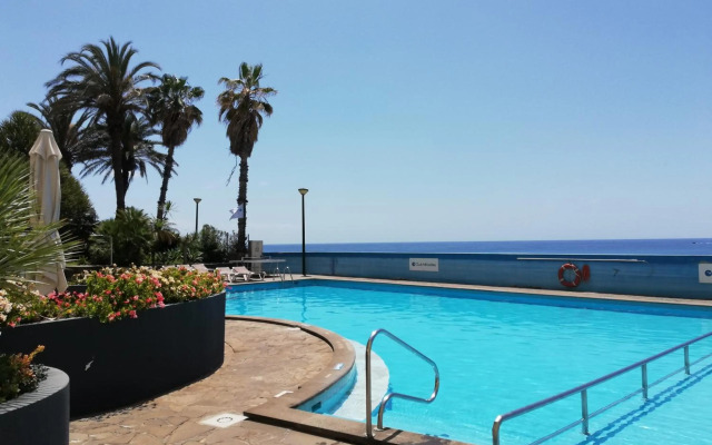 By the Beach & Pool Apartment