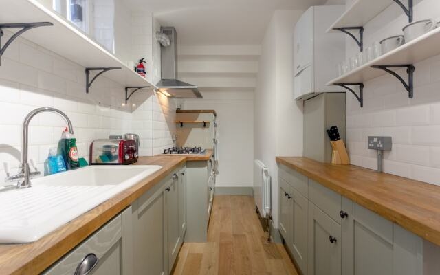 3 Bedroom House With Garden in Brondesbury