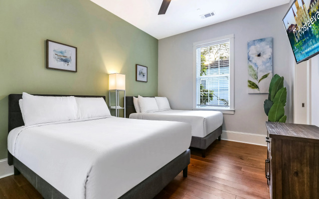 Spacious 5 BR Retreat with Pool - Near It All