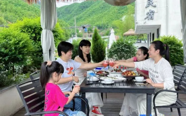 Chuan Summer Riverside Hiking & Rafting · Creamy Designer Poolside Lodge – People – Huzhou