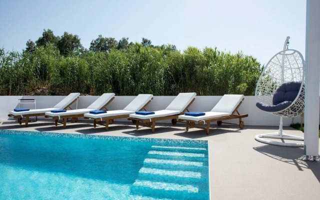 Seabreeze Villa - with Jacuzzi & heated pool