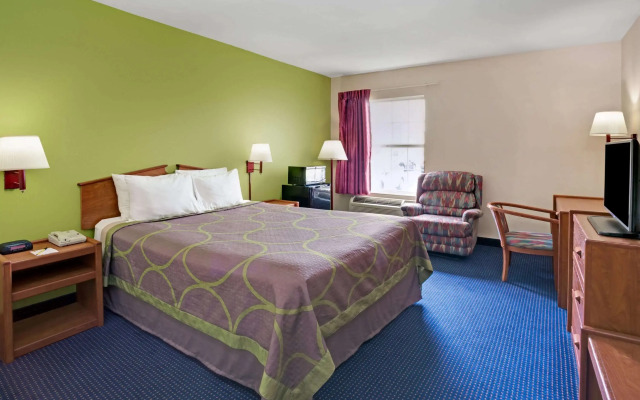 Super 8 by Wyndham Louisville/Expo Center