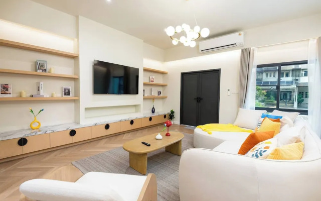 Stylish 5BR Poolhouse & Theater 2mins to BTS