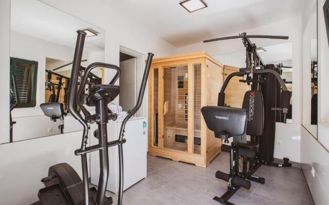 A2 - Luxury apt w Terrace, Gym, Jacuzzi & Sauna