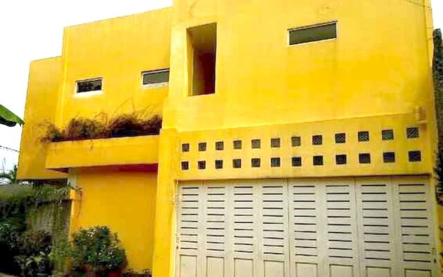 OYO 93286 Yellow House Syariah