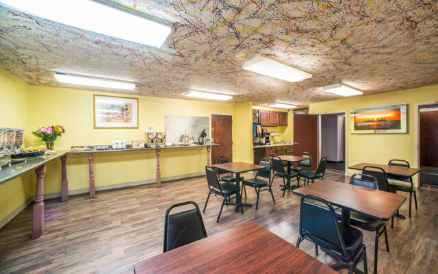 Econo Lodge Marion, IN, 46952
