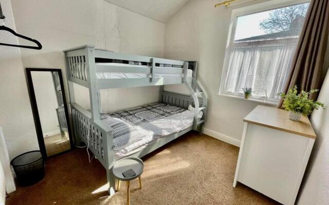 lovely 3 bed house close to the Uni & centre