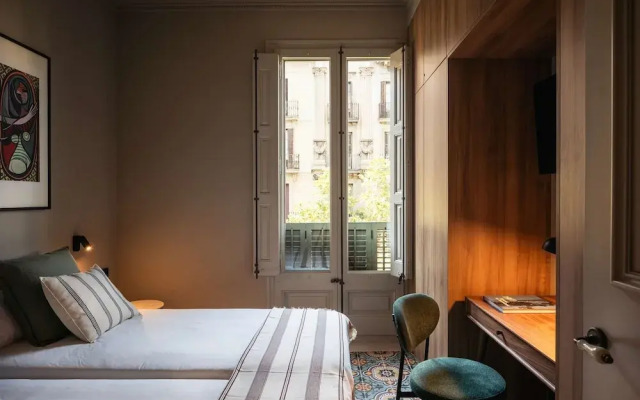 Lovely 6 BR Flat in L Eixample