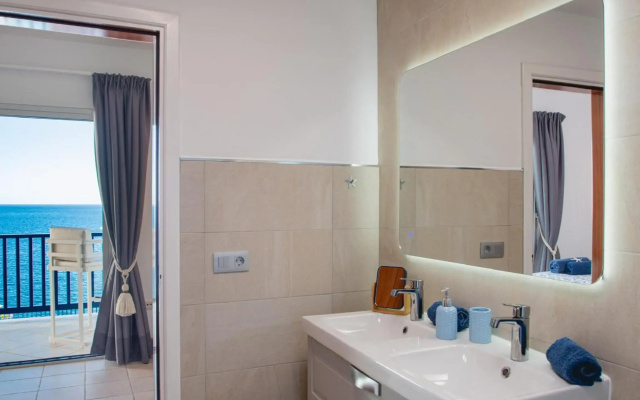 FRONTLINE VILLA 25, well-designed with a heated pool