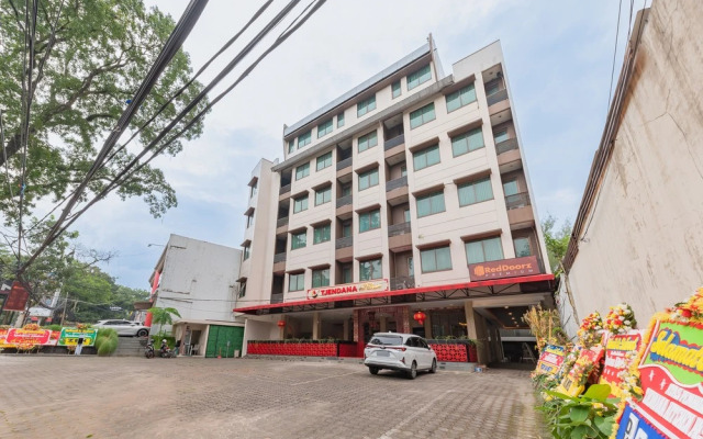 RedDoorz Premium near Paris Van Java Mall
